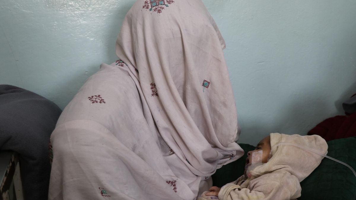 Afghánská žena musela prodat jedno z narozených dvojčat, aby mohla nakrmit druhé